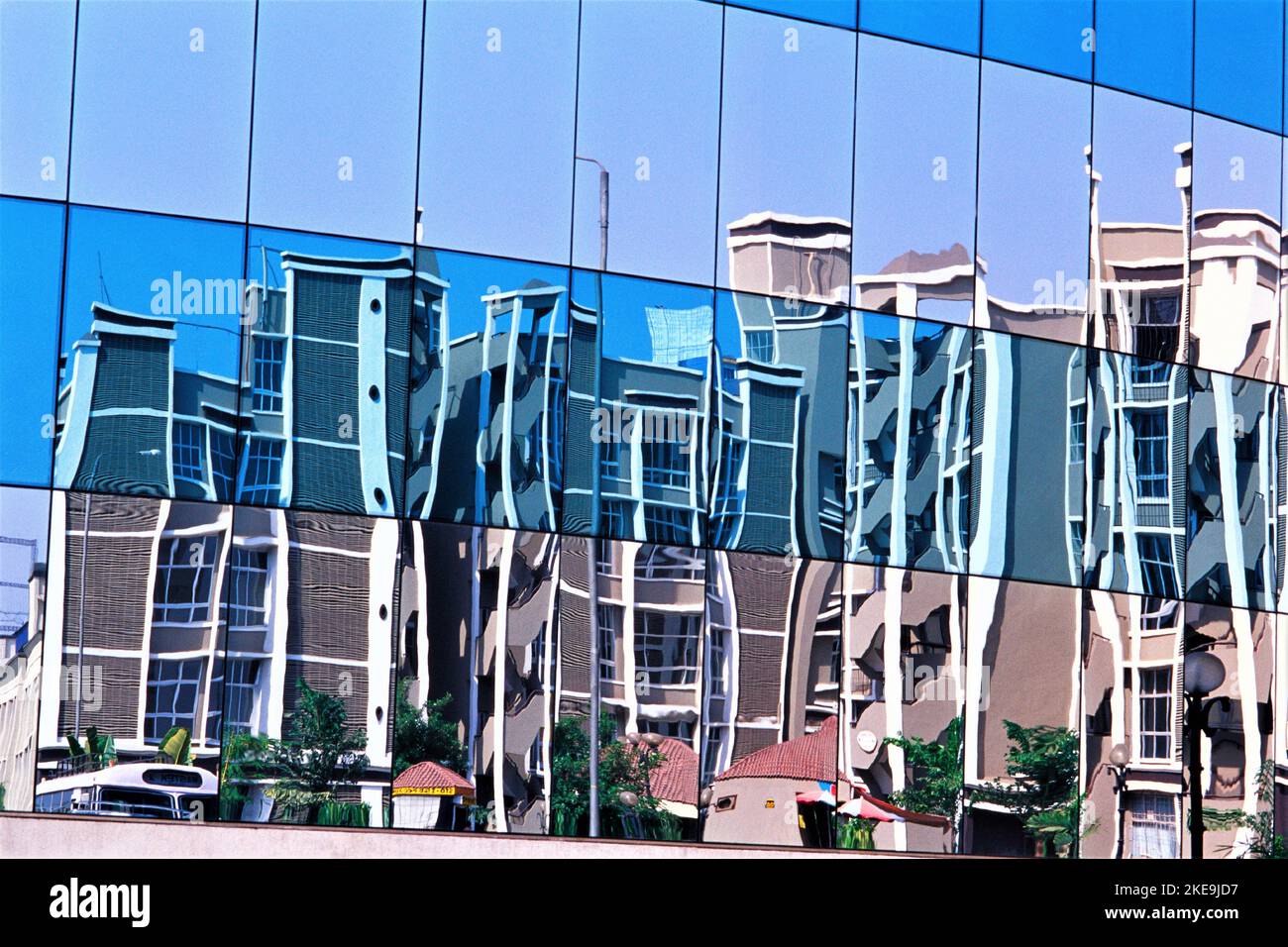 Spiegelung von Gebäuden in Glas Stockfoto