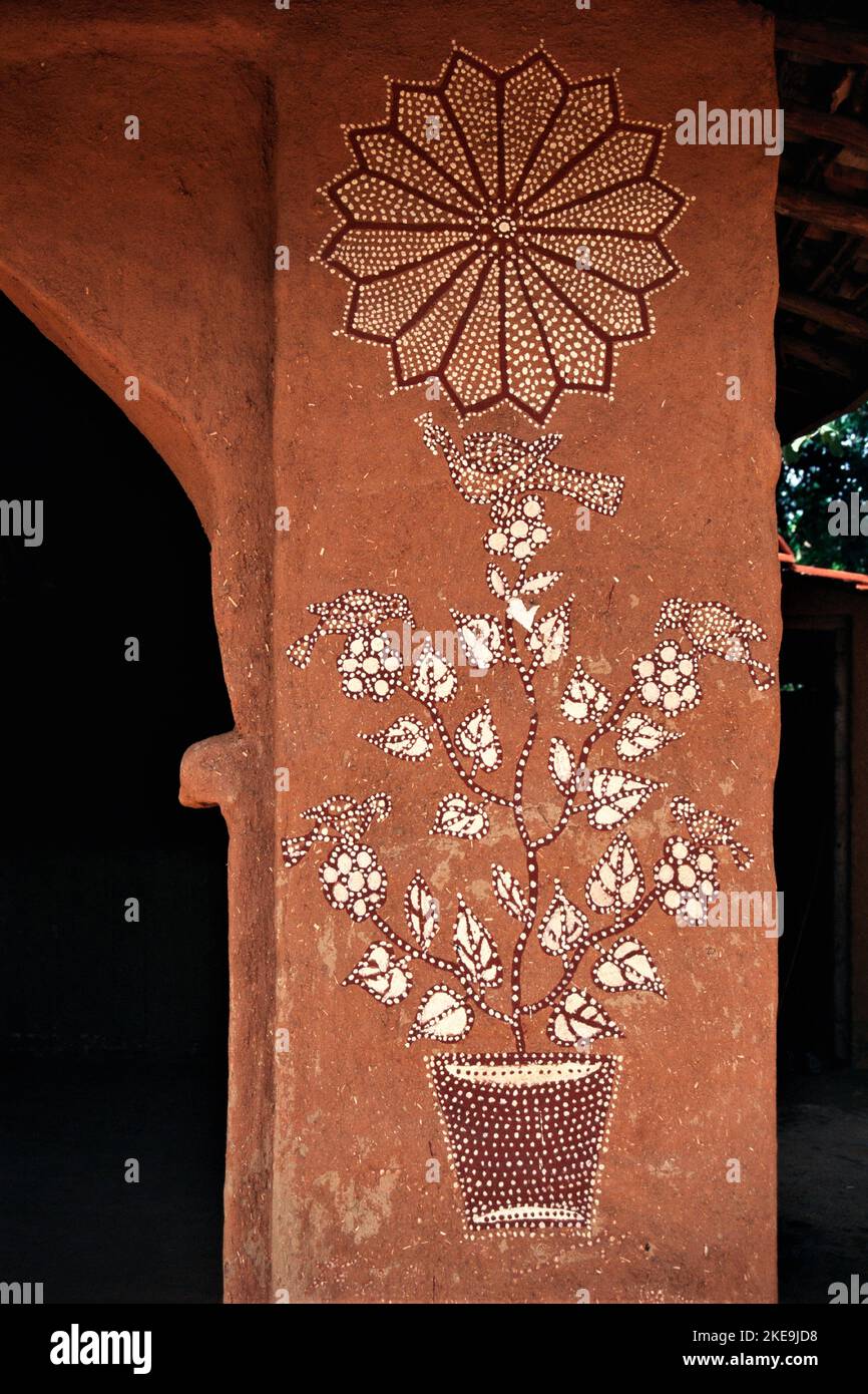Wandmalerei von adivasi-Tribals, Dahanu, Palghar-Distrikt, Konkan, Maharashtra, Indien Stockfoto