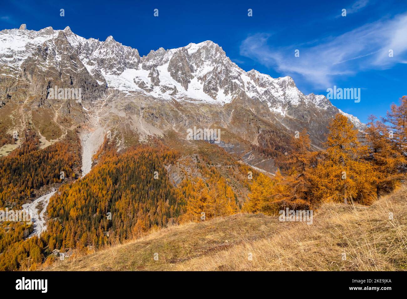Blick auf Grandes Jorasses und das Mont Blanc-Massiv vom Weg zur Bergone Refuge im Ferret Valley im Herbst. Ferret Valley, Courmayeur, Aosta Bezirk, Stockfoto