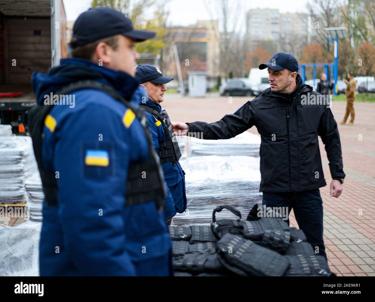 Nicht exklusiv: KIEW, UKRAINE - 10. NOVEMBER 2022 - der Leiter des staatlichen Notdienstes der Ukraine, Serhii Kruk (R), untersucht eine der kugelsicheren Weste Stockfoto