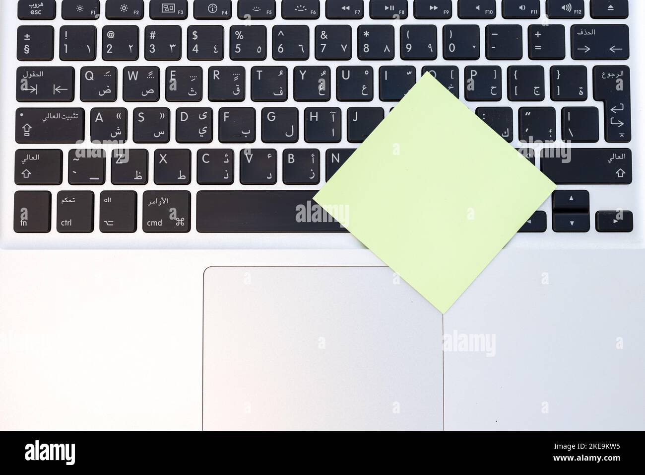 Eine leere Haftnotiz auf einer Laptop-Tastatur Stockfoto