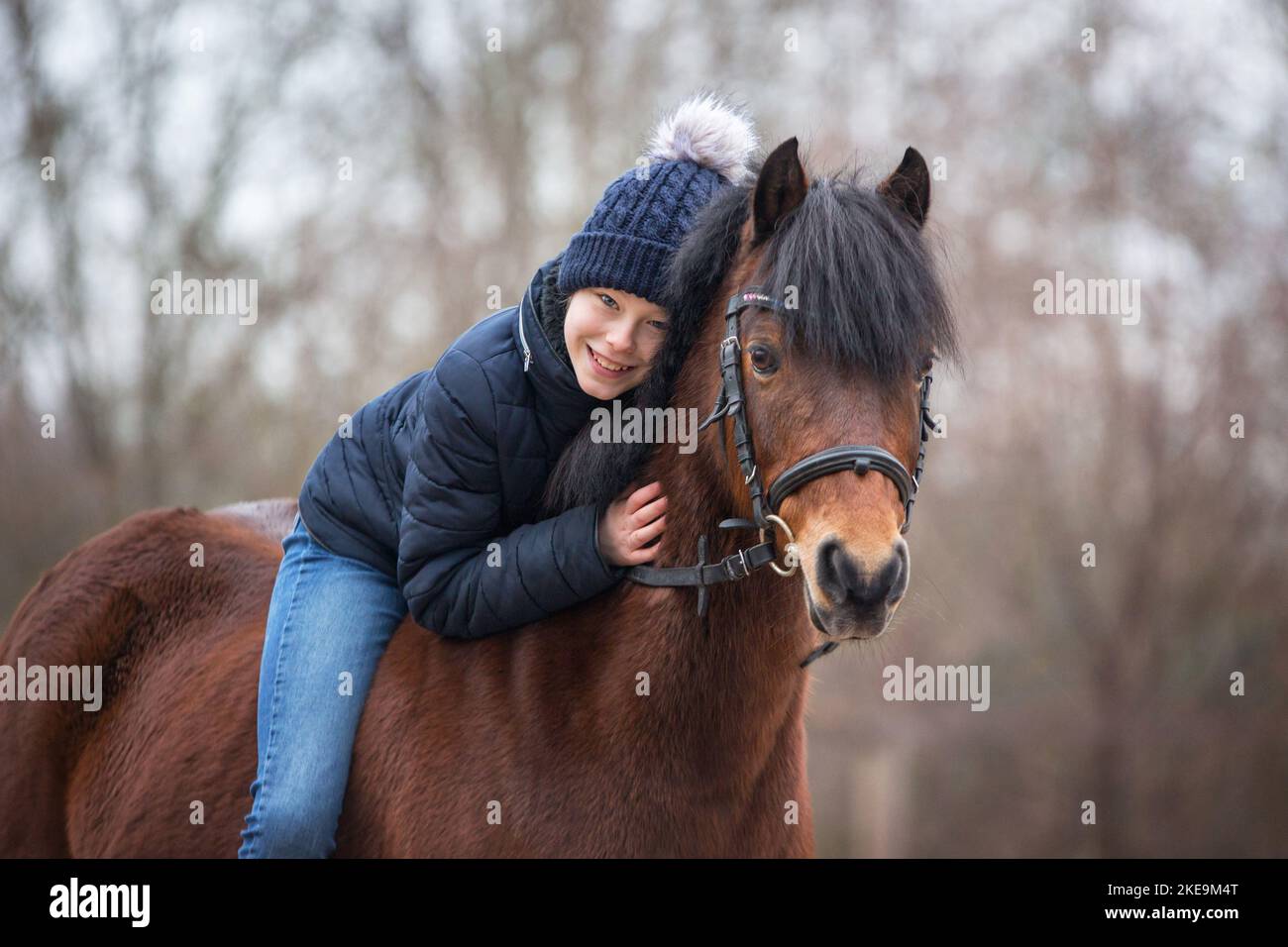 Mädchen und Deutsch Reiten Pony Stockfoto