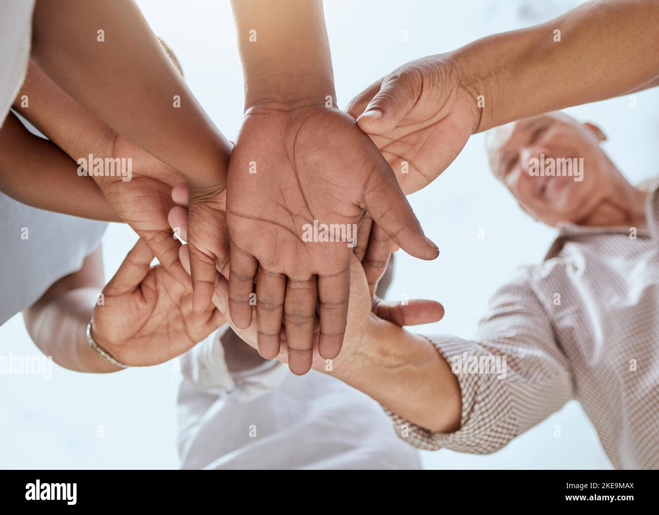 Gemeinschaft, Unterstützung und Hände der Familie in der Natur mit Bottom-View für Wachstum, glücklich oder Teamarbeit Denkweise. Mission, Gesundheit und Vertrauen mit Hand Stapel Stockfoto