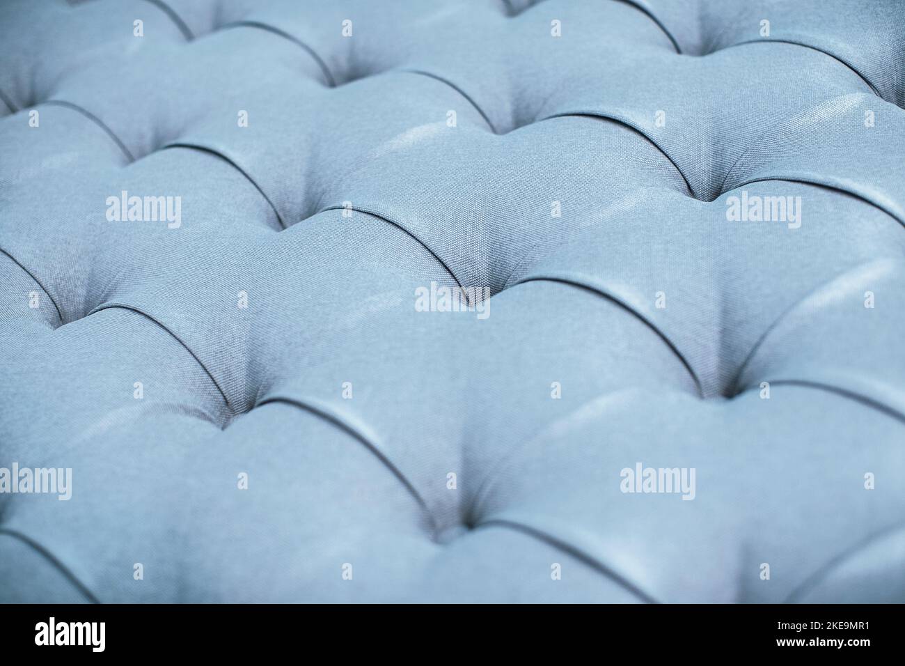 Blaugraue Polstermöbel aus gestepptem Stoff. Interior Design, Kopfteile aus Möbelstoff Polsterung. Klassisch kariert Stockfoto
