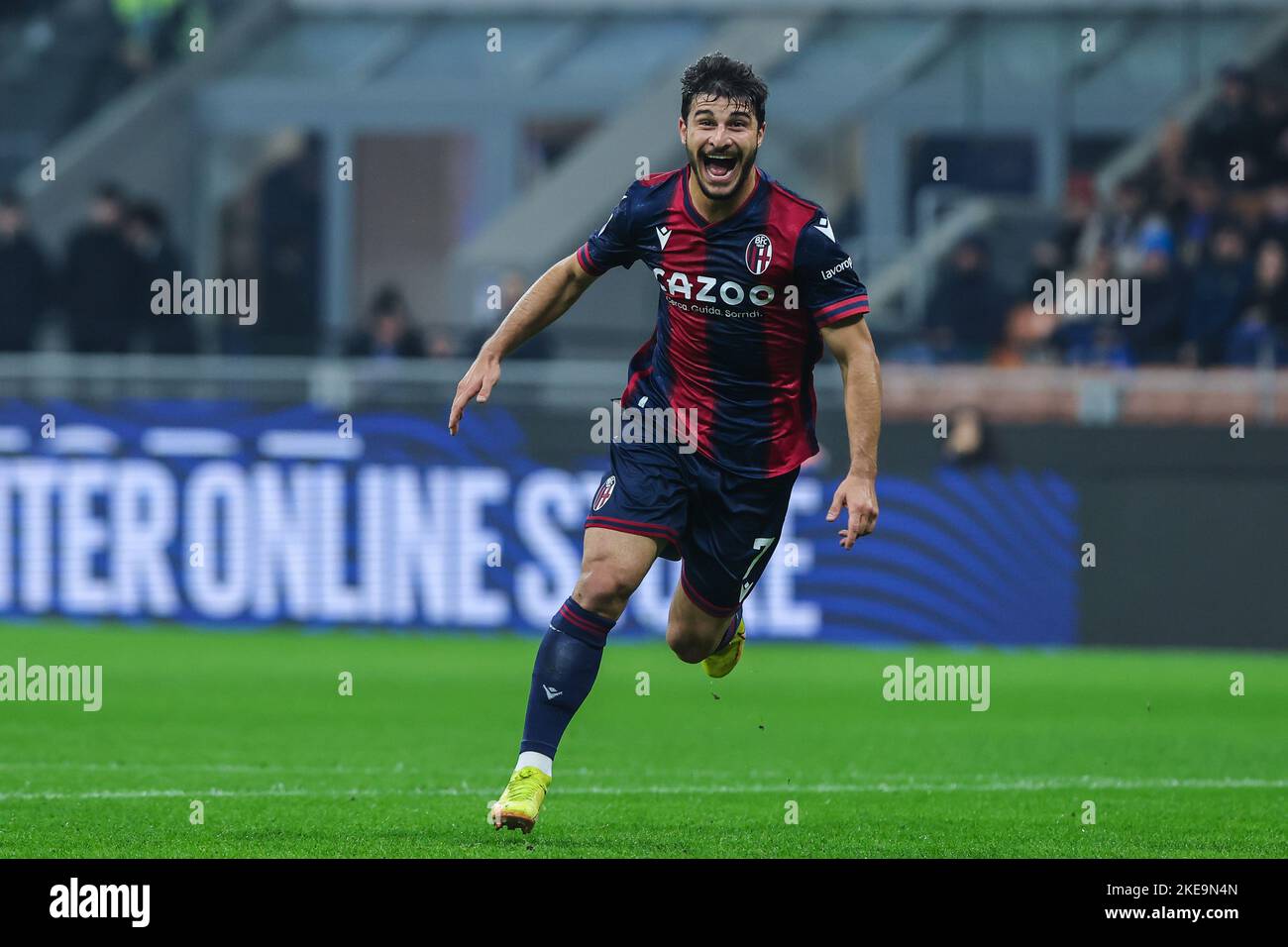 Riccardo Orsolini von Bologna FC feiert während der Serie A 2022/23 ein Fußballspiel zwischen dem FC Internazionale und dem FC Bologna im Giuseppe Meazza Stadium, Stockfoto