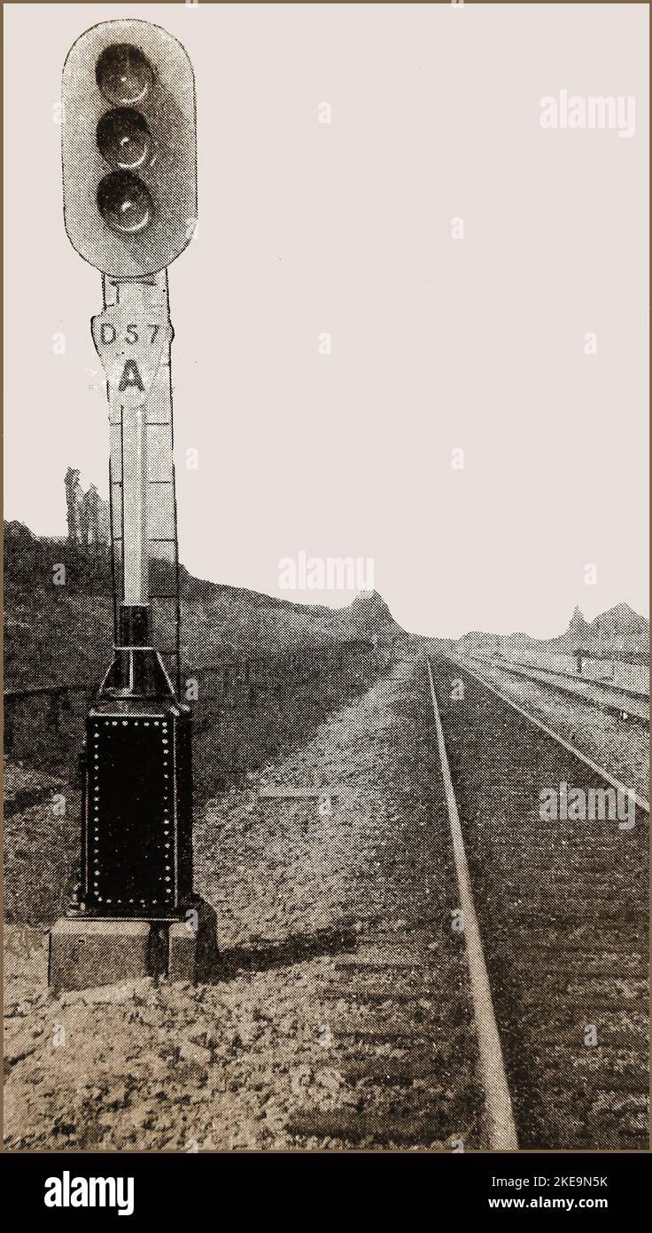 Circa 1930er Jahre. Ein (damals) neues Tag-und-Nacht-UK-drei-Aspekt-elektrische 'earchlight'-Bahnsignal mit Kapuze lights.jp.jpg - 2 Stockfoto