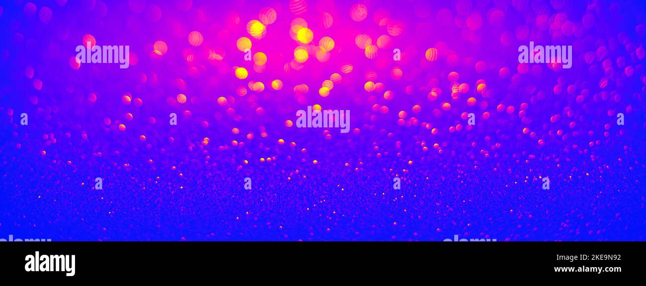 Rote und blaue Glitzerstruktur mit Bokeh-Lichtern, die im Dunkeln leuchten Stockfoto