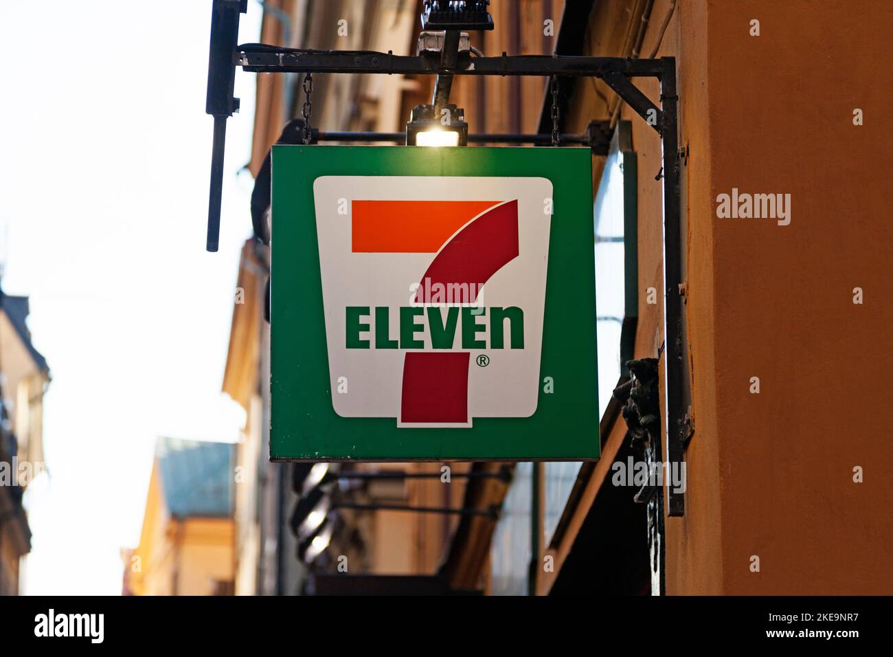 Stockholm, Schweden - 10. Oktober 2022: schild für die berühmte Convenience-Store-Kette Seven Eleven Stockfoto