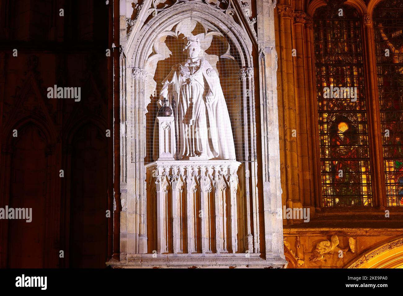 Die neue Statue der verstorbenen Königin Elizabeth II. Von Richard Bossons, die am 9.. November im York Minster, North Yorkshire, von König Charles III enthüllt wurde Stockfoto