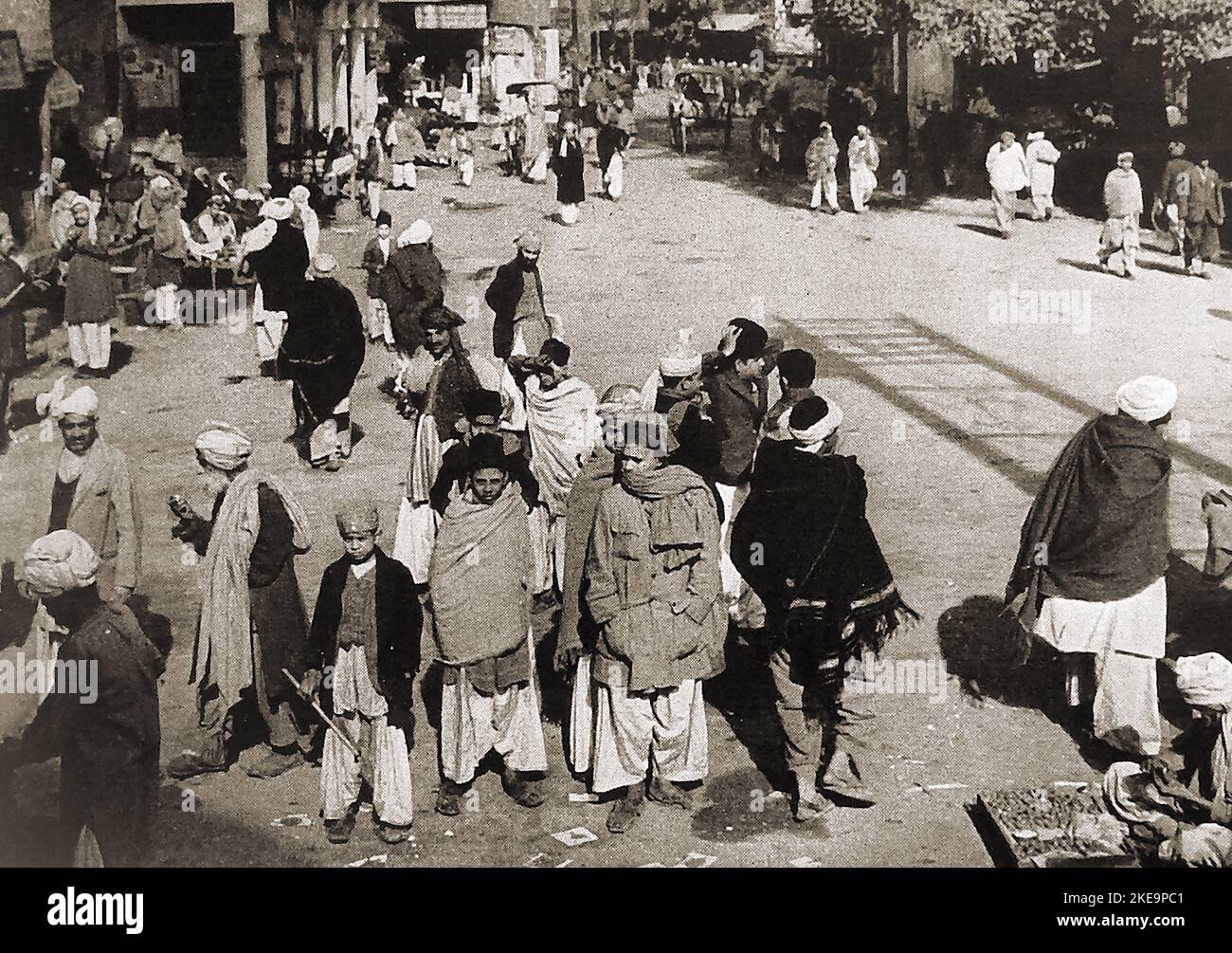 Eine Straßenszene in Peshwar (Peshawar), Pakistan, ca. 1940er Jahre vor der Teilung. Es ist bekannt als die Stadt der Blumen (Poshapura) , Parashawar, پېښور. , پشور und پشاور und stammt aus dem 6.. Jahrhundert oder früher. Es war früher die Hauptstadt des indischen Kushan-Reiches Stockfoto