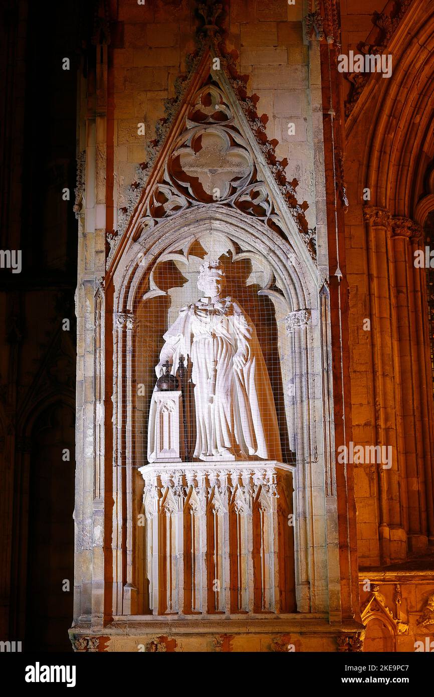 Die neue Statue der verstorbenen Königin Elizabeth II. Von Richard Bossons, die am 9.. November im York Minster, North Yorkshire, von König Charles III enthüllt wurde Stockfoto