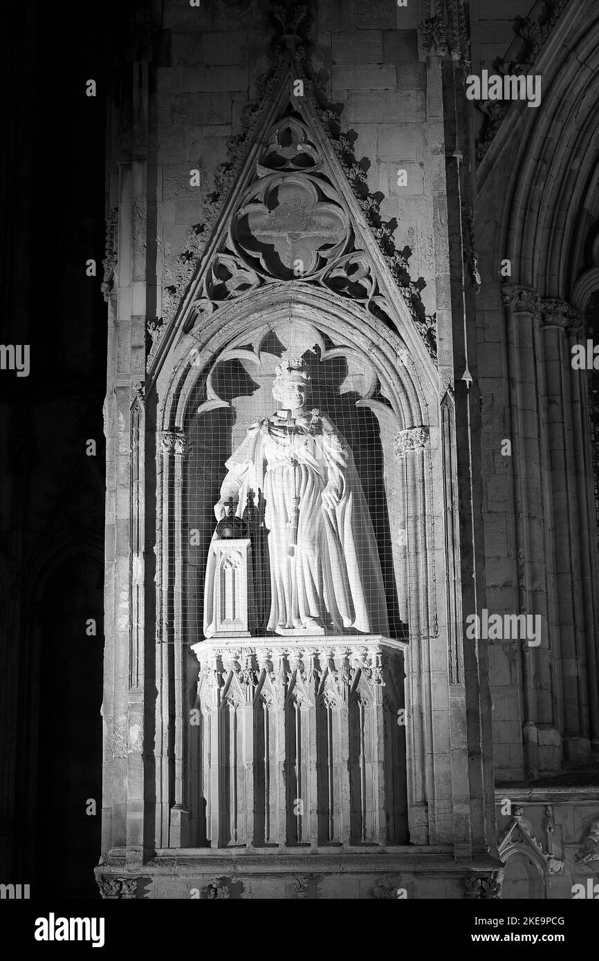 Die neue Statue der verstorbenen Königin Elizabeth II. Von Richard Bossons, die am 9.. November im York Minster, North Yorkshire, von König Charles III enthüllt wurde Stockfoto