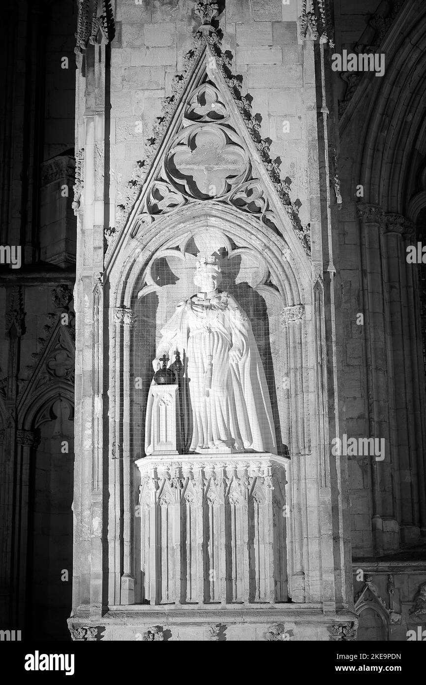 Die neue Statue der verstorbenen Königin Elizabeth II. Von Richard Bossons, die am 9.. November im York Minster, North Yorkshire, von König Charles III enthüllt wurde Stockfoto
