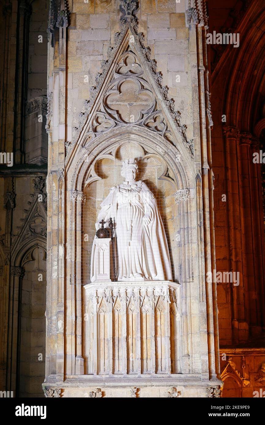Die neue Statue der verstorbenen Königin Elizabeth II. Von Richard Bossons, die am 9.. November im York Minster, North Yorkshire, von König Charles III enthüllt wurde Stockfoto
