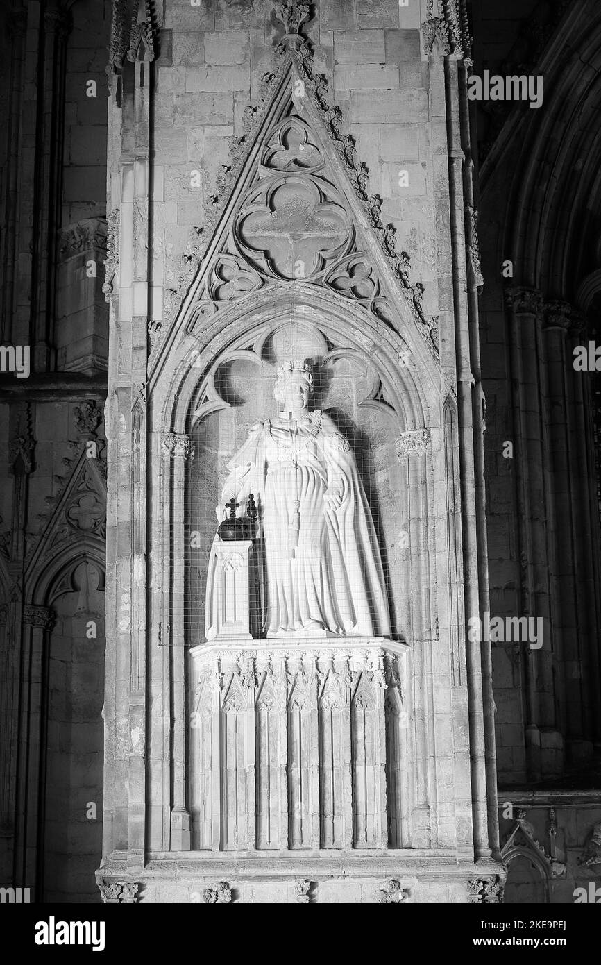 Die neue Statue der verstorbenen Königin Elizabeth II. Von Richard Bossons, die am 9.. November im York Minster, North Yorkshire, von König Charles III enthüllt wurde Stockfoto