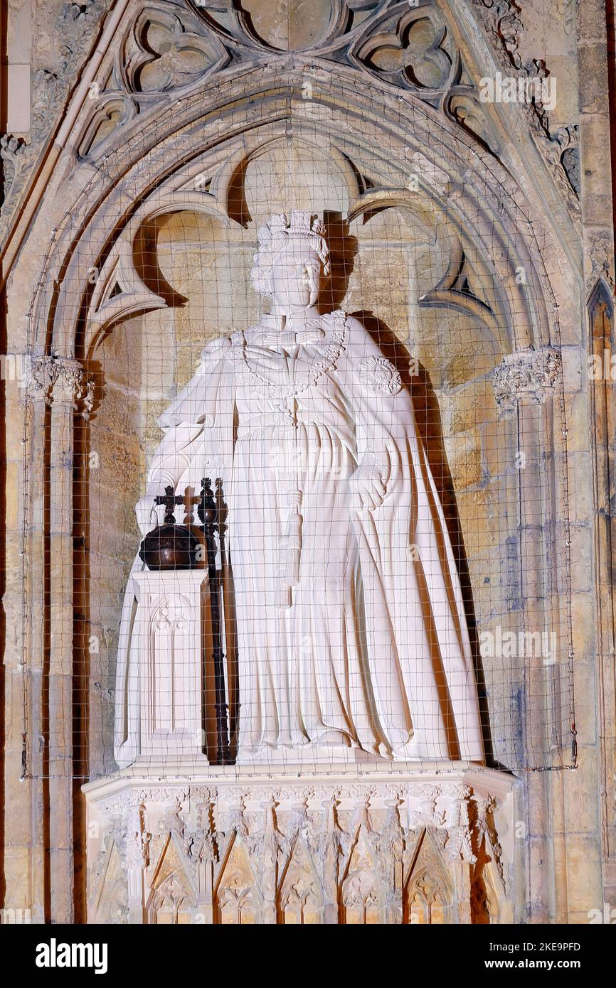 Die neue Statue der verstorbenen Königin Elizabeth II. Von Richard Bossons, die am 9.. November im York Minster, North Yorkshire, von König Charles III enthüllt wurde Stockfoto