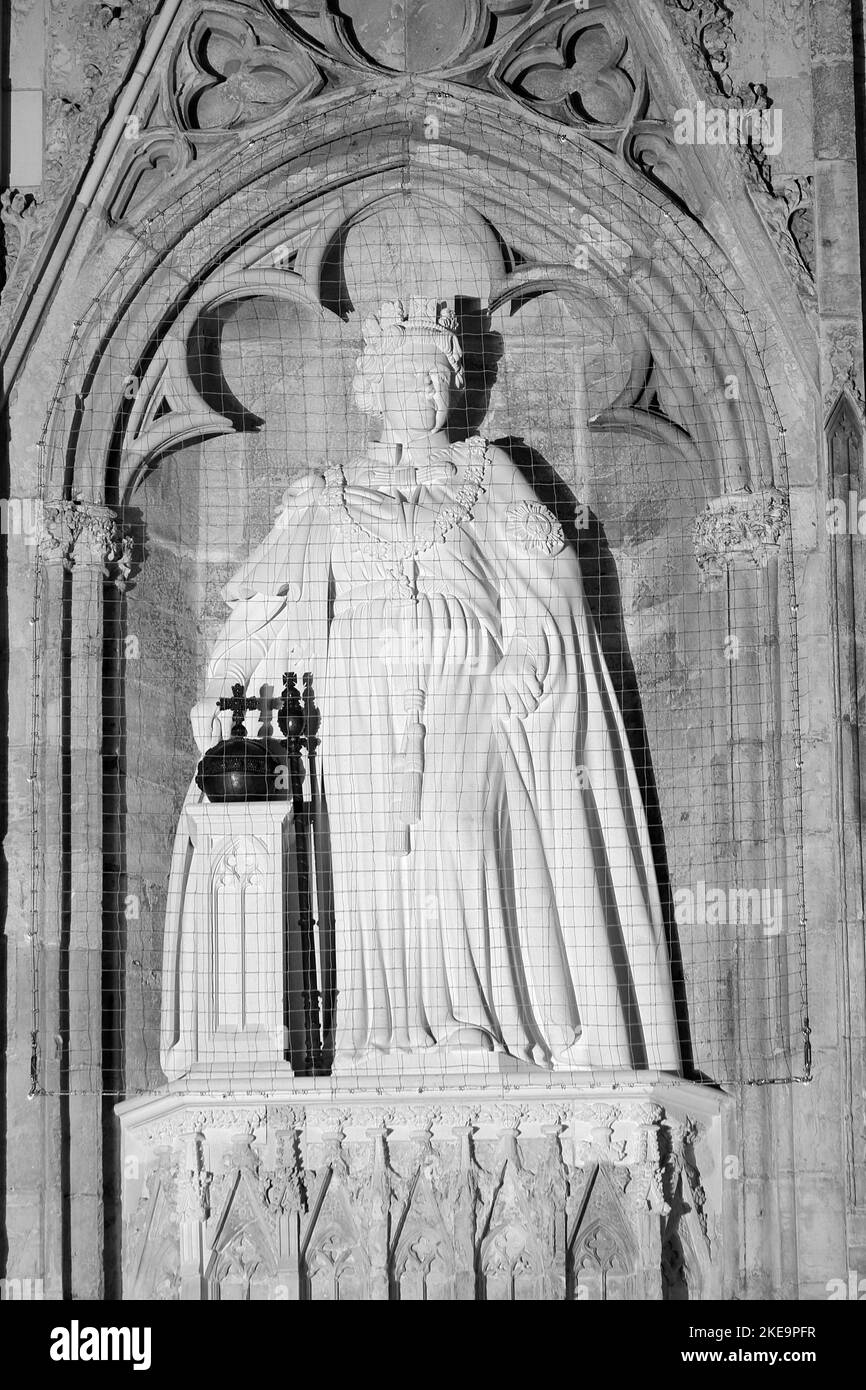 Die neue Statue der verstorbenen Königin Elizabeth II. Von Richard Bossons, die am 9.. November im York Minster, North Yorkshire, von König Charles III enthüllt wurde Stockfoto