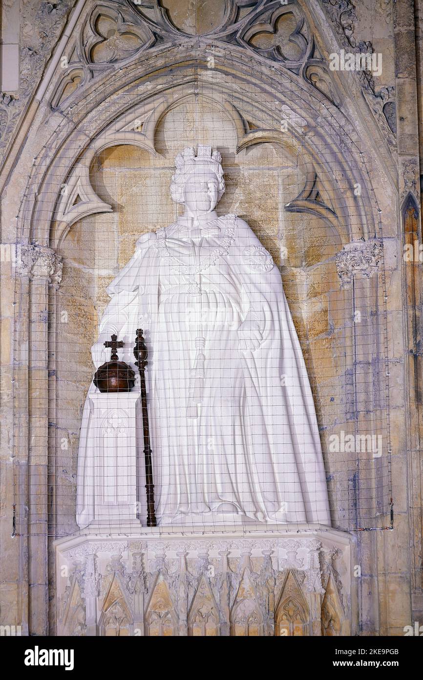 Die neue Statue der verstorbenen Königin Elizabeth II. Von Richard Bossons, die am 9.. November im York Minster, North Yorkshire, von König Charles III enthüllt wurde Stockfoto