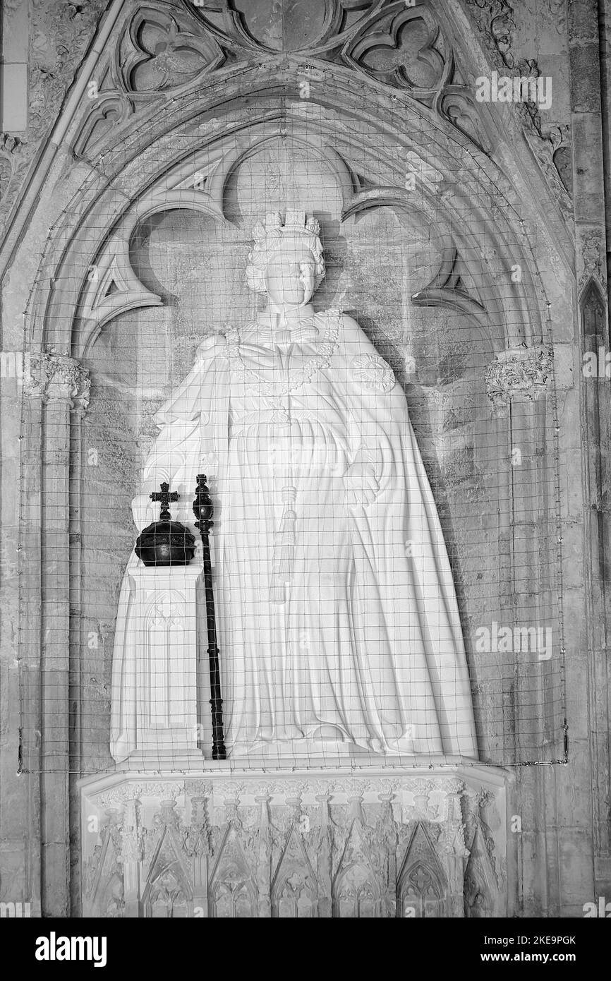 Die neue Statue der verstorbenen Königin Elizabeth II. Von Richard Bossons, die am 9.. November im York Minster, North Yorkshire, von König Charles III enthüllt wurde Stockfoto