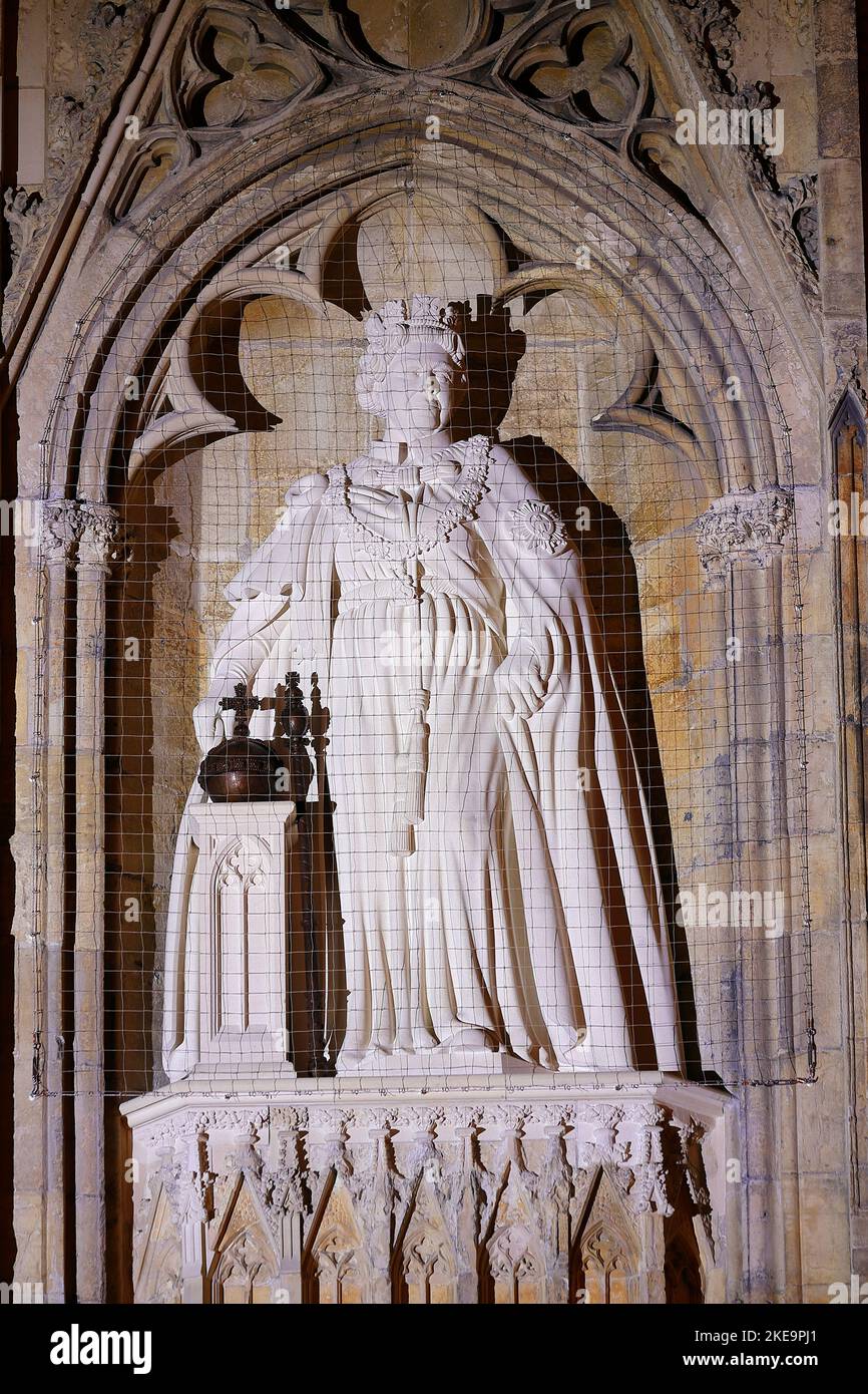 Die neue Statue der verstorbenen Königin Elizabeth II. Von Richard Bossons, die am 9.. November im York Minster, North Yorkshire, von König Charles III enthüllt wurde Stockfoto