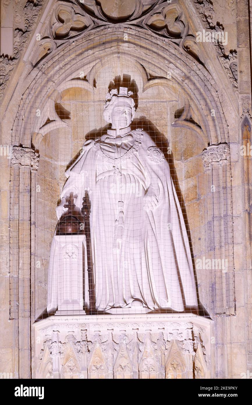 Die neue Statue der verstorbenen Königin Elizabeth II. Von Richard Bossons, die am 9.. November im York Minster, North Yorkshire, von König Charles III enthüllt wurde Stockfoto