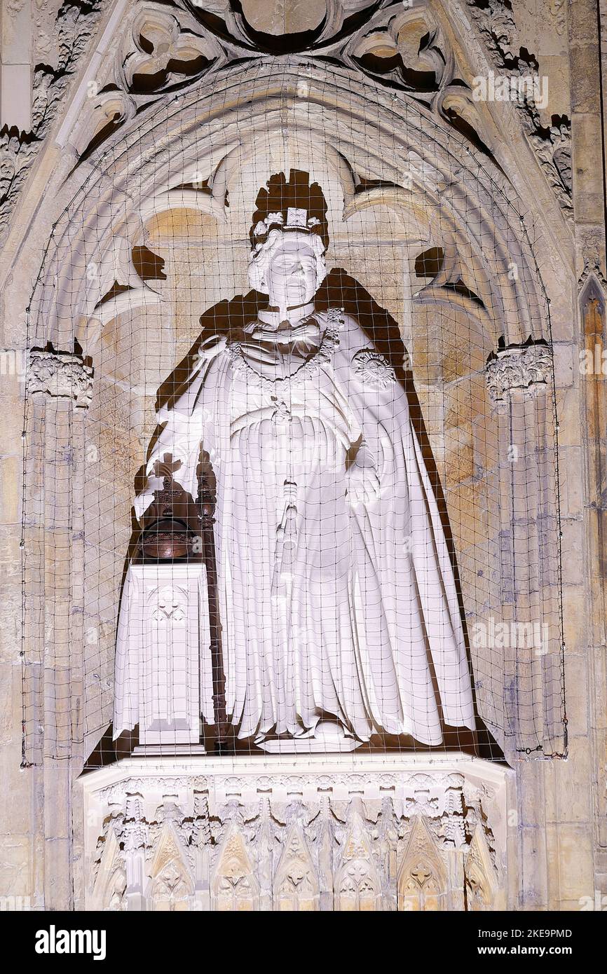 Die neue Statue der verstorbenen Königin Elizabeth II. Von Richard Bossons, die am 9.. November im York Minster, North Yorkshire, von König Charles III enthüllt wurde Stockfoto