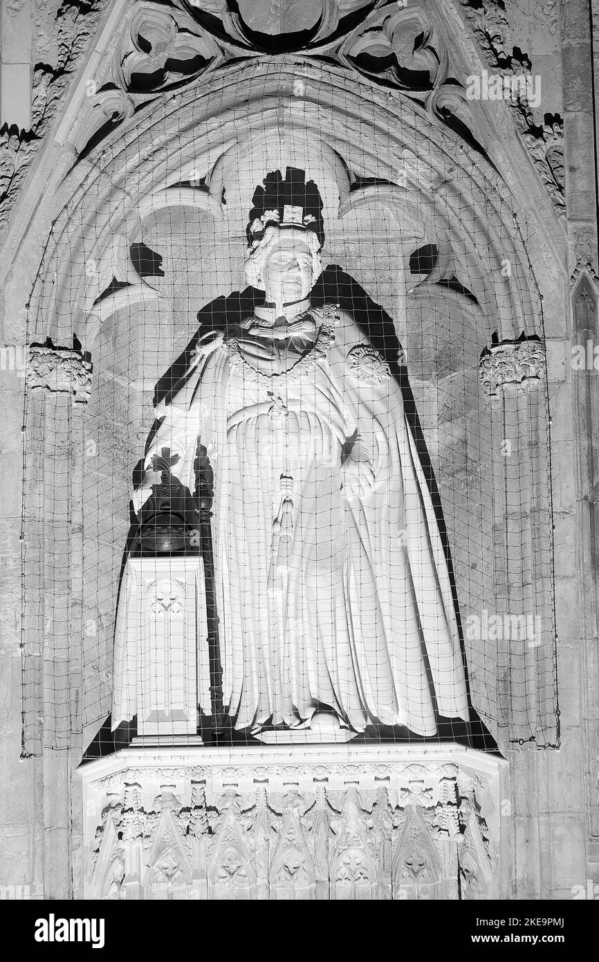 Die neue Statue der verstorbenen Königin Elizabeth II. Von Richard Bossons, die am 9.. November im York Minster, North Yorkshire, von König Charles III enthüllt wurde Stockfoto