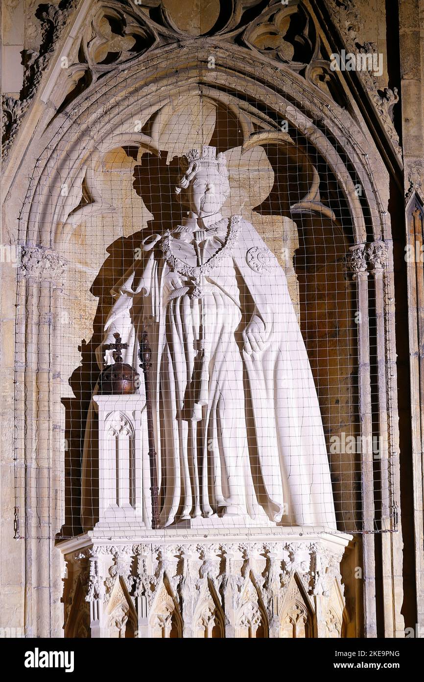 Die neue Statue der verstorbenen Königin Elizabeth II. Von Richard Bossons, die am 9.. November im York Minster, North Yorkshire, von König Charles III enthüllt wurde Stockfoto