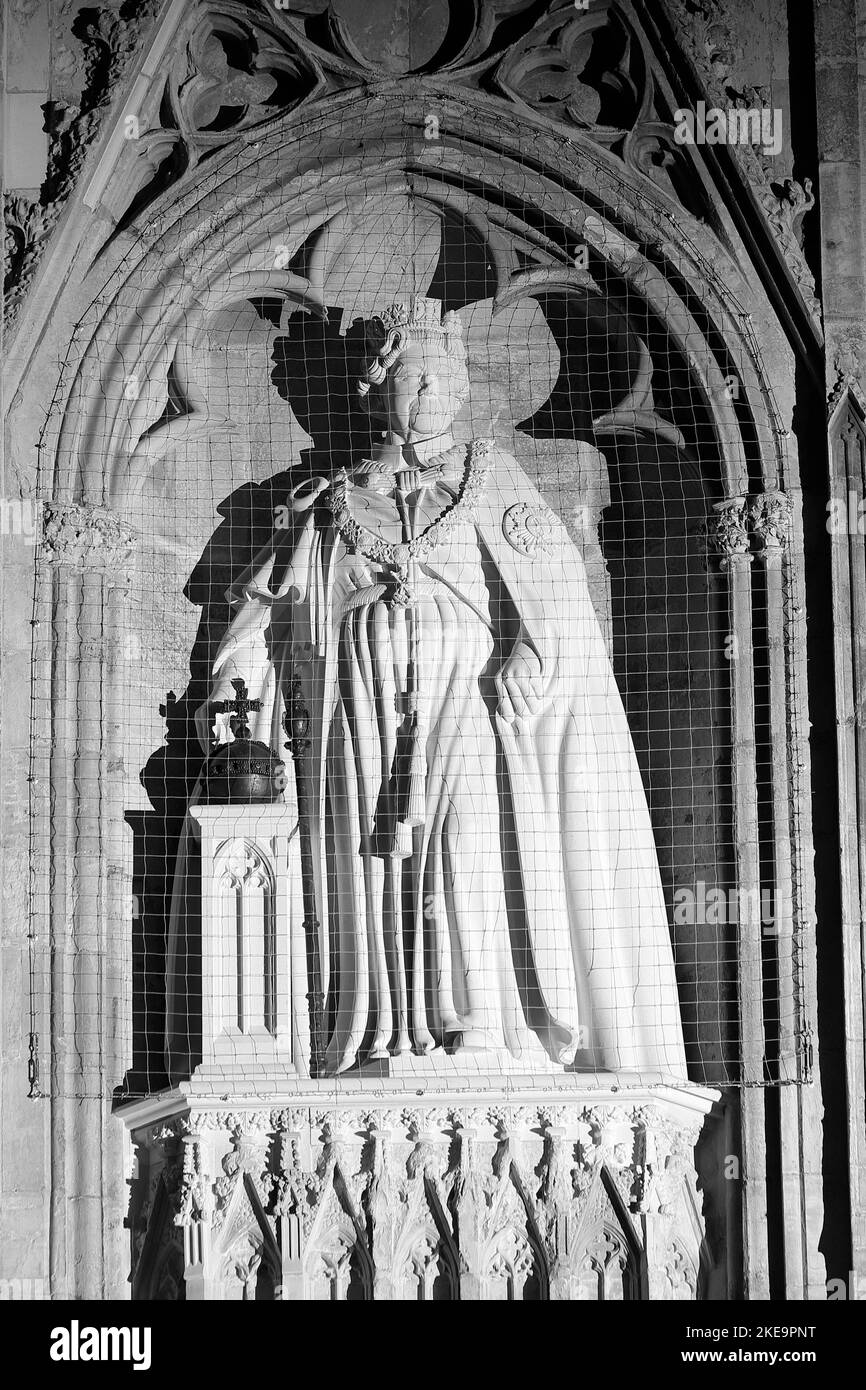 Die neue Statue der verstorbenen Königin Elizabeth II. Von Richard Bossons, die am 9.. November im York Minster, North Yorkshire, von König Charles III enthüllt wurde Stockfoto