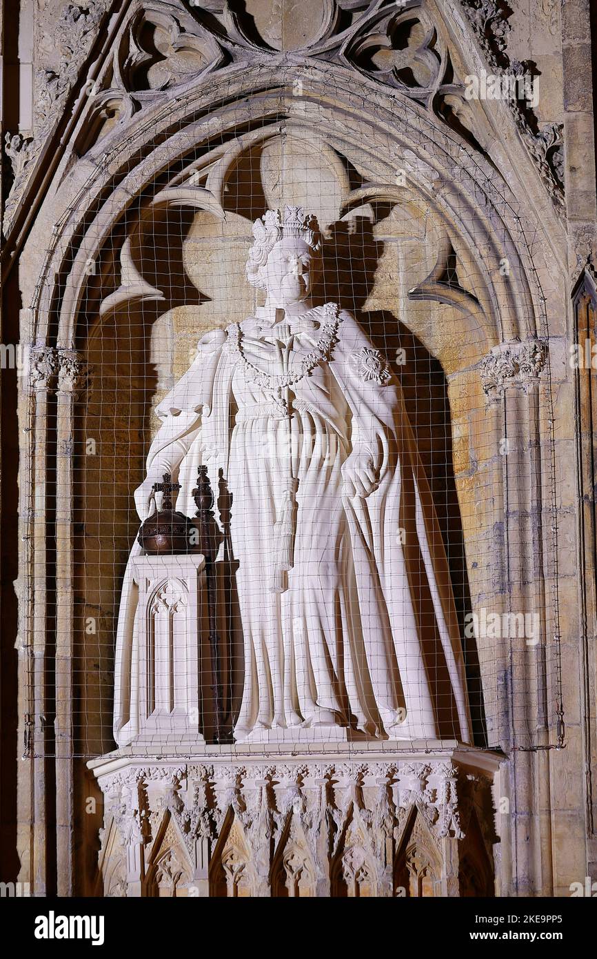 Die neue Statue der verstorbenen Königin Elizabeth II. Von Richard Bossons, die am 9.. November im York Minster, North Yorkshire, von König Charles III enthüllt wurde Stockfoto