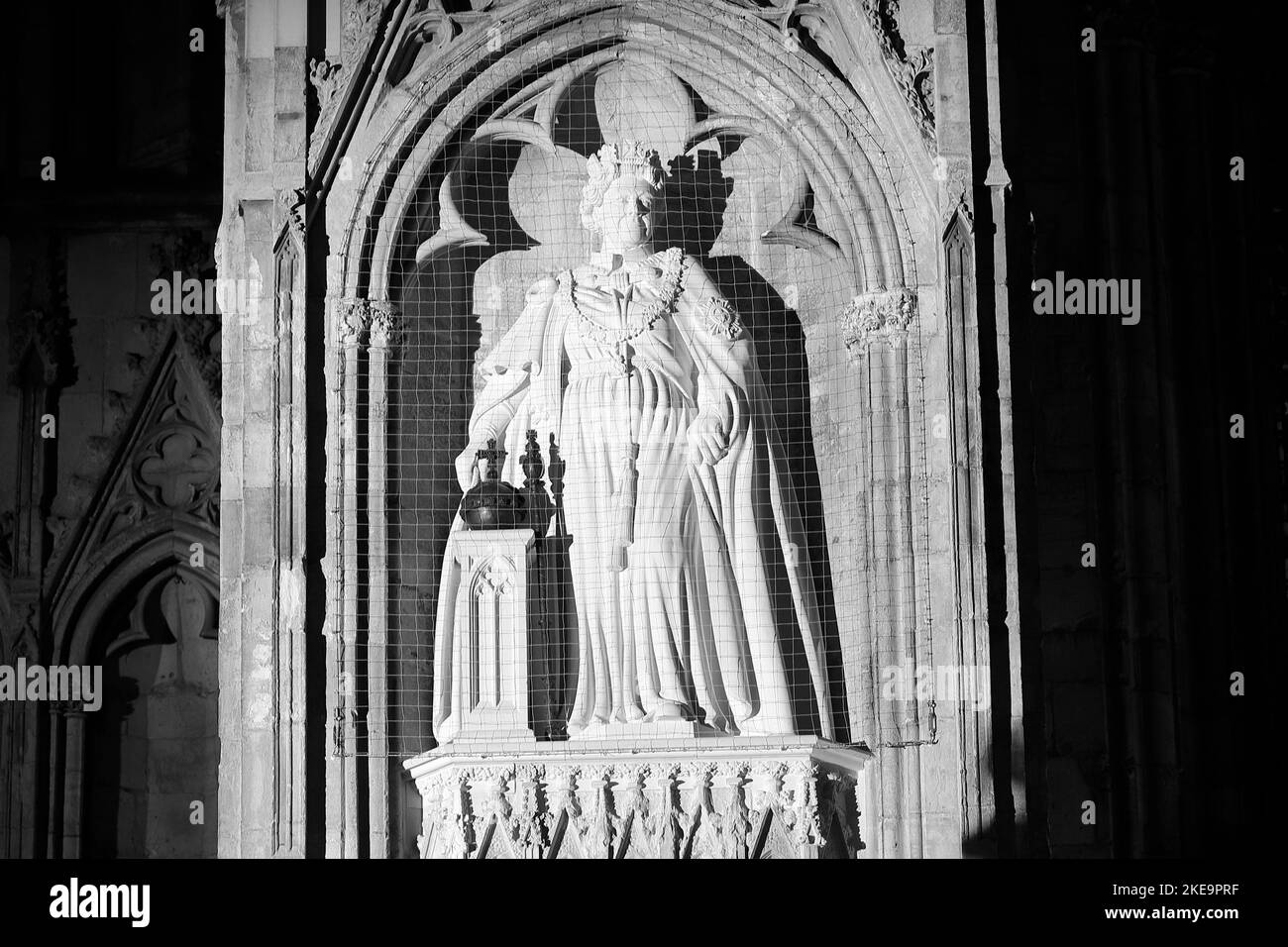Die neue Statue der verstorbenen Königin Elizabeth II. Von Richard Bossons, die am 9.. November im York Minster, North Yorkshire, von König Charles III enthüllt wurde Stockfoto