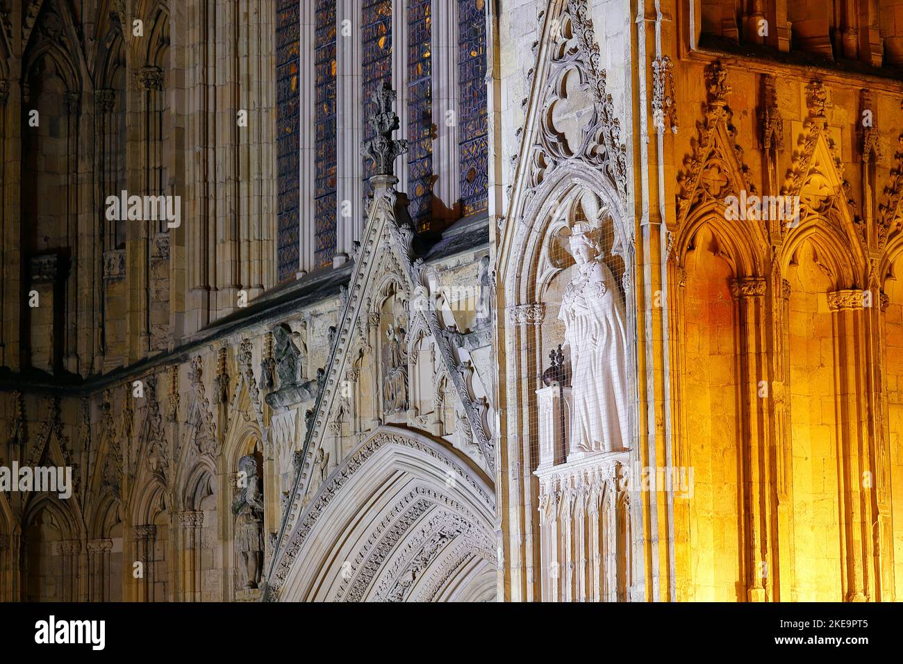 Die neue Statue der verstorbenen Königin Elizabeth II. Von Richard Bossons, die am 9.. November im York Minster, North Yorkshire, von König Charles III enthüllt wurde Stockfoto