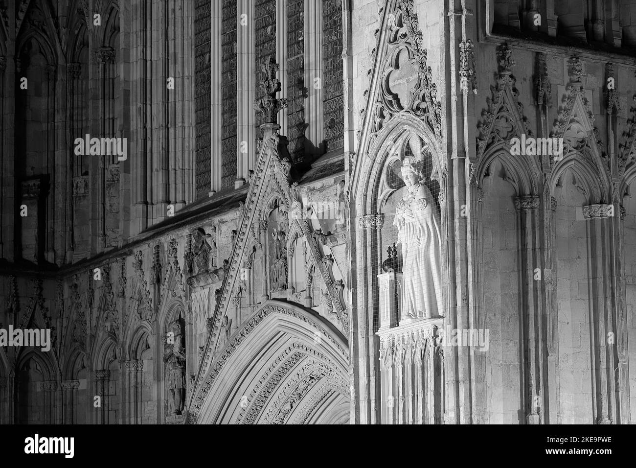 Die neue Statue der verstorbenen Königin Elizabeth II. Von Richard Bossons, die am 9.. November im York Minster, North Yorkshire, von König Charles III enthüllt wurde Stockfoto