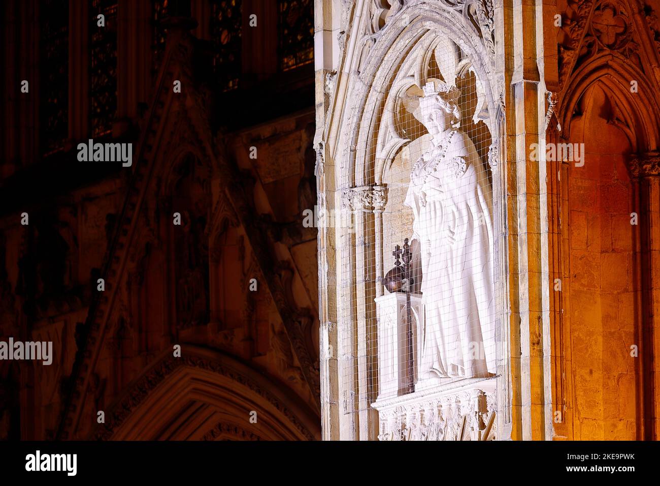 Die neue Statue der verstorbenen Königin Elizabeth II. Von Richard Bossons, die am 9.. November im York Minster, North Yorkshire, von König Charles III enthüllt wurde Stockfoto