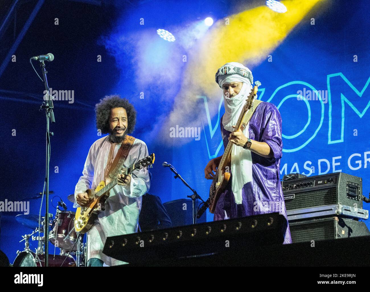 Las Palmas, Gran Canaria, Kanarische Inseln, Spanien. 10.. November 2022. Tuareg-Gruppe, Tamikrest (Mali), tritt beim Las Palmas WOMAD Musikfestival auf (10..-13.. November). Das viertägige kostenlose Festival findet auf dem stadtplatz mit Blick auf den Ozean statt. Der ehemalige Genesis-Sänger Peter Gabriel ist einer der Gründer von WOMAD. Quelle: Alan Dawson/Alamy Live News Stockfoto