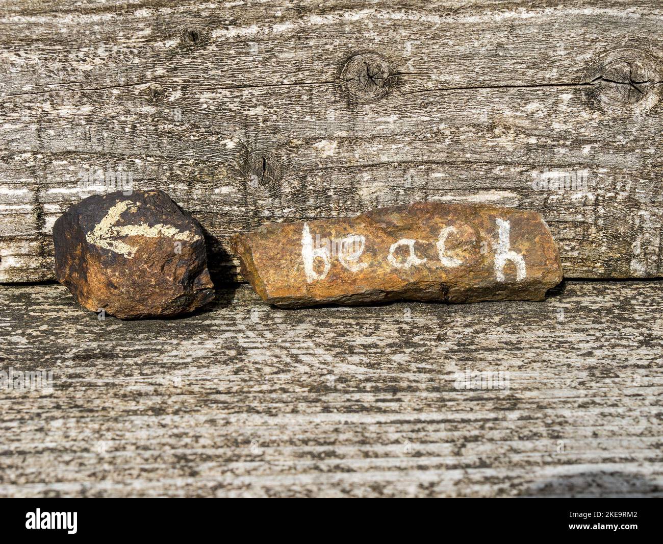 Rustikale Wegbeschreibung zum Strandschild aus bemalten Steinen und verwittertem Holz, Camas Daraich, Point of Sleat, Isle of Skye, Schottland, UK Stockfoto