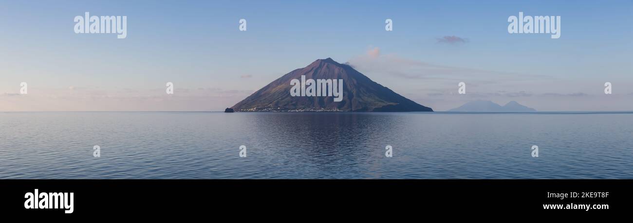 Insel Stromboli mit einem aktiven Vulkan im Tyrrhenischen Meer. Italien. Panorama Mit Naturhintergrund Stockfoto