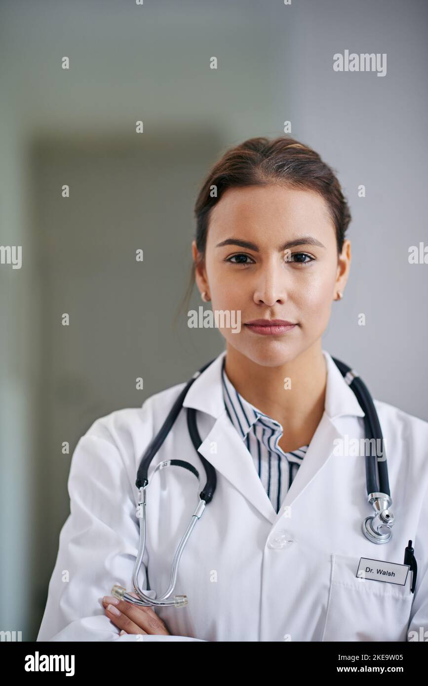 Ihre Gesundheit ist ein ernstes Geschäft. Porträt einer selbstbewussten jungen Ärztin, die ihre Arme kreuzt. Stockfoto