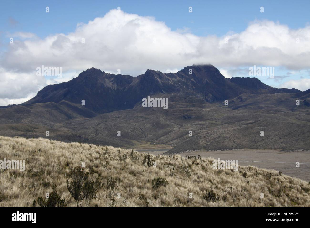 Cotopaxi ist ein aktiver Stratovulkan in den Anden, der sich in Latacuna in der Provinz Cotopaxi, etwa 50 Kilometer (31 Meilen) südlich von Quito und 31 Kilometer entfernt befindet Stockfoto