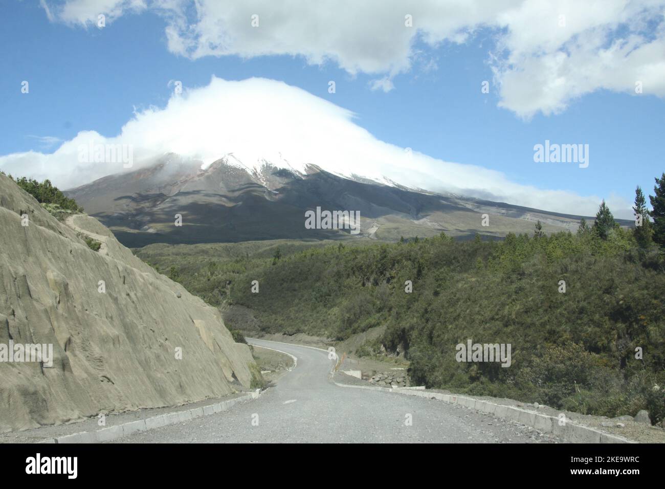 Cotopaxi ist ein aktiver Stratovulkan in den Anden, der sich in Latacuna in der Provinz Cotopaxi, etwa 50 Kilometer (31 Meilen) südlich von Quito und 31 Kilometer entfernt befindet Stockfoto