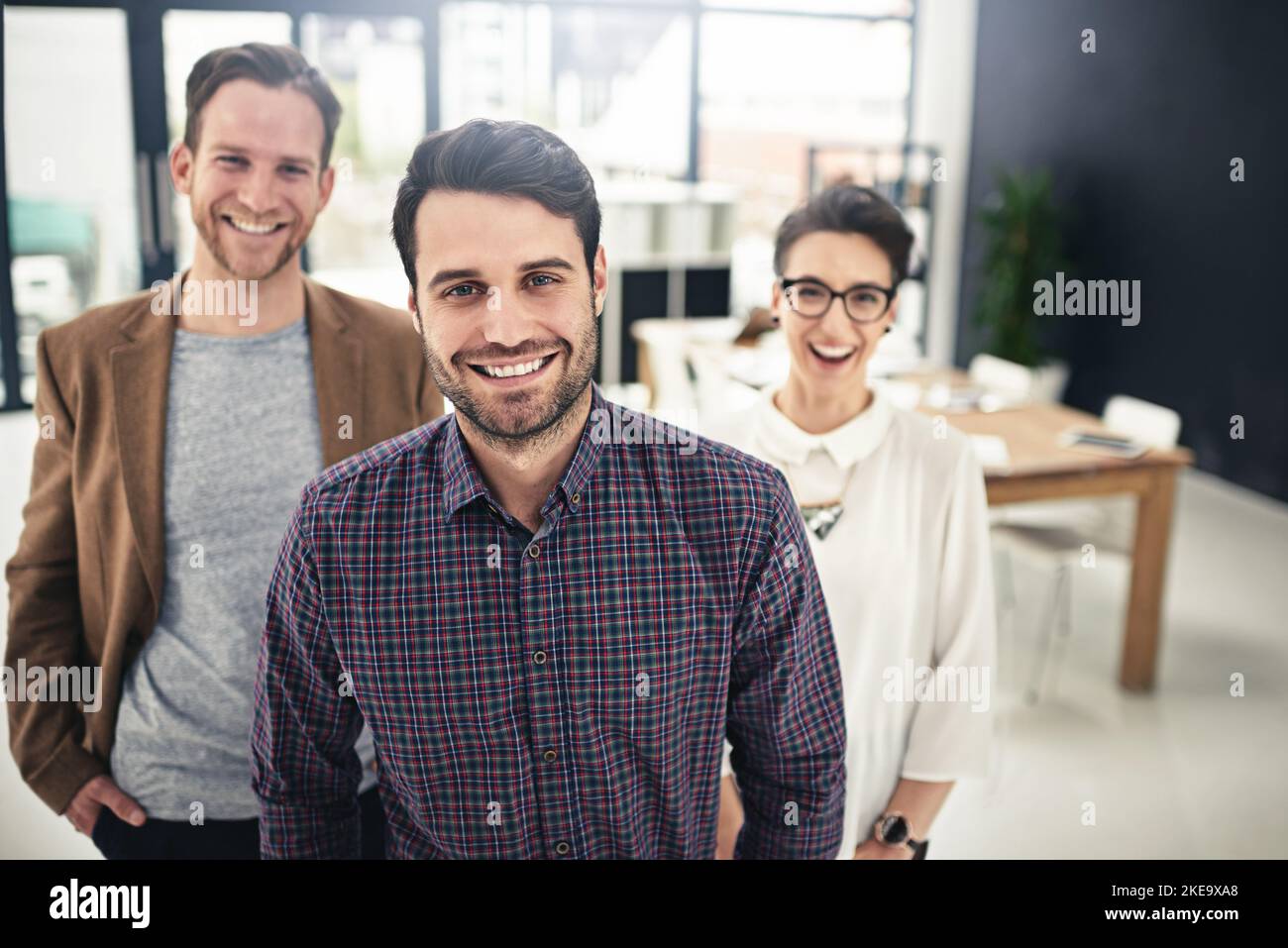 Seine Qualitäten inspirieren das Vertrauen und den Respekt des Teams. Porträt eines Geschäftsmannes mit seinem Team, das hinter ihm steht. Stockfoto