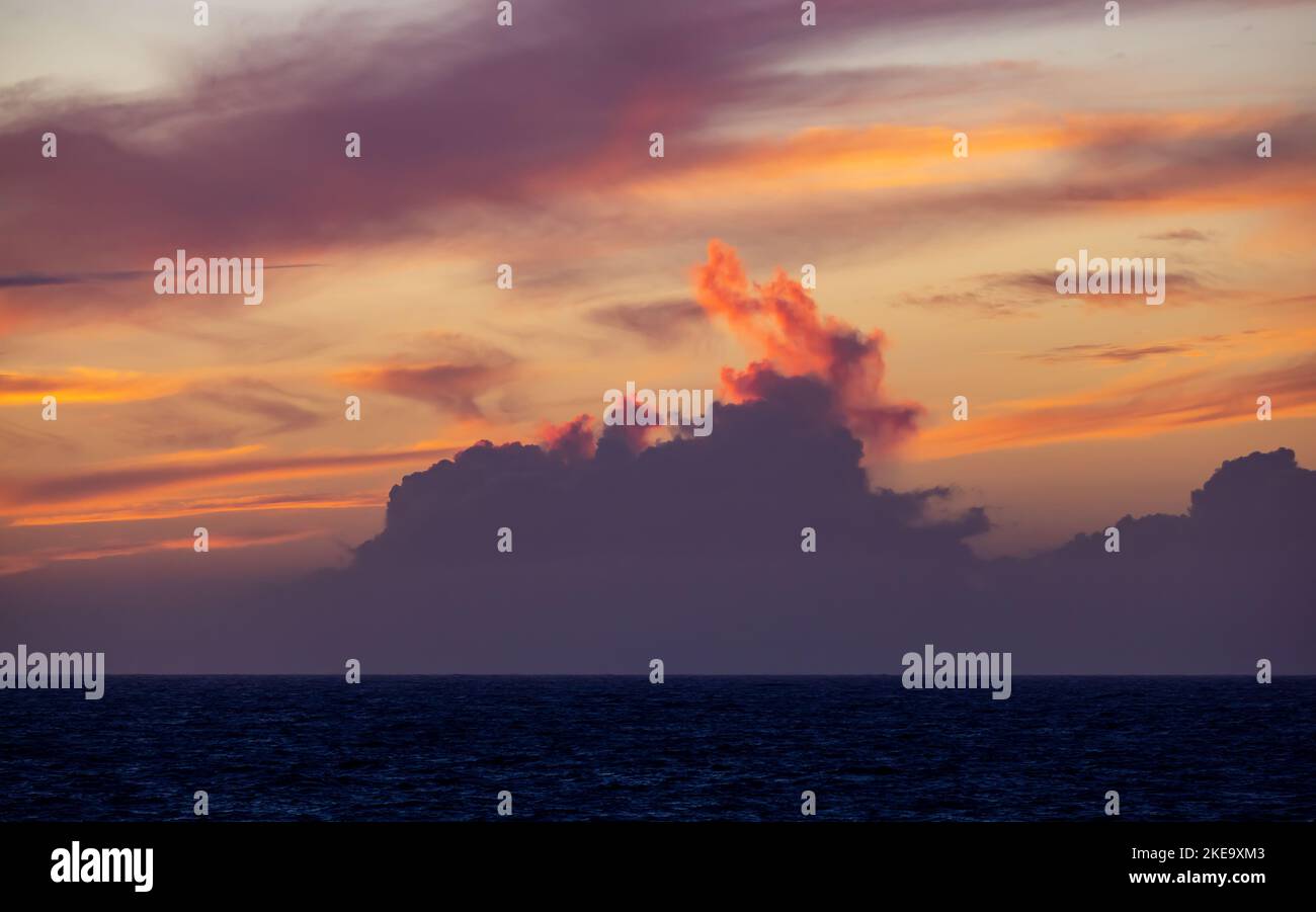Dramatischer, farbenfroher Sonnenuntergang über dem Nordatlantik. Wolkenlandschaft Natur Hintergrund Stockfoto
