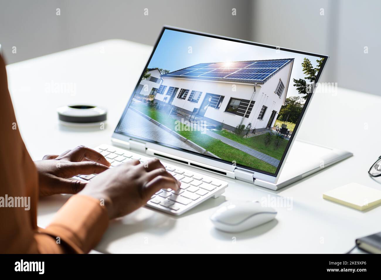 Online Immobilien Haus Immobilien-Suche Auf Laptop Stockfoto