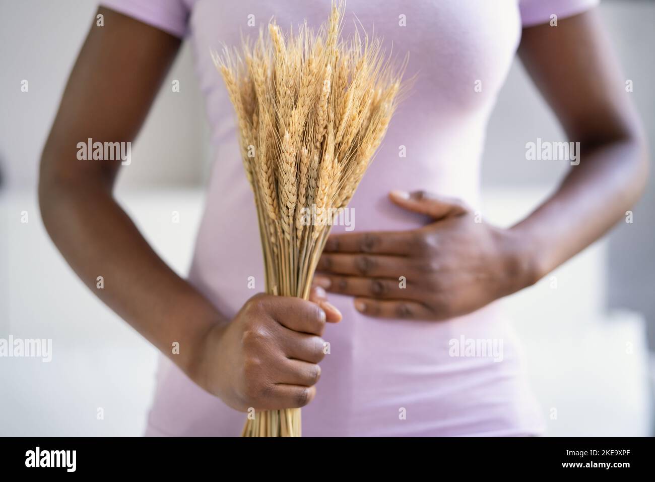 Zöliakie Und Gluten-Intoleranz. Frau, Die Das Stachelett Des Weizens Hält Stockfoto
