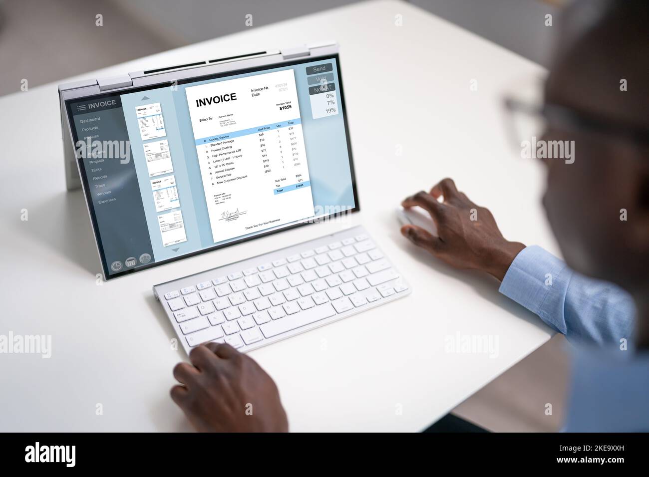 Online Digital E Invoice Statement auf Hybrid Laptop Stockfoto