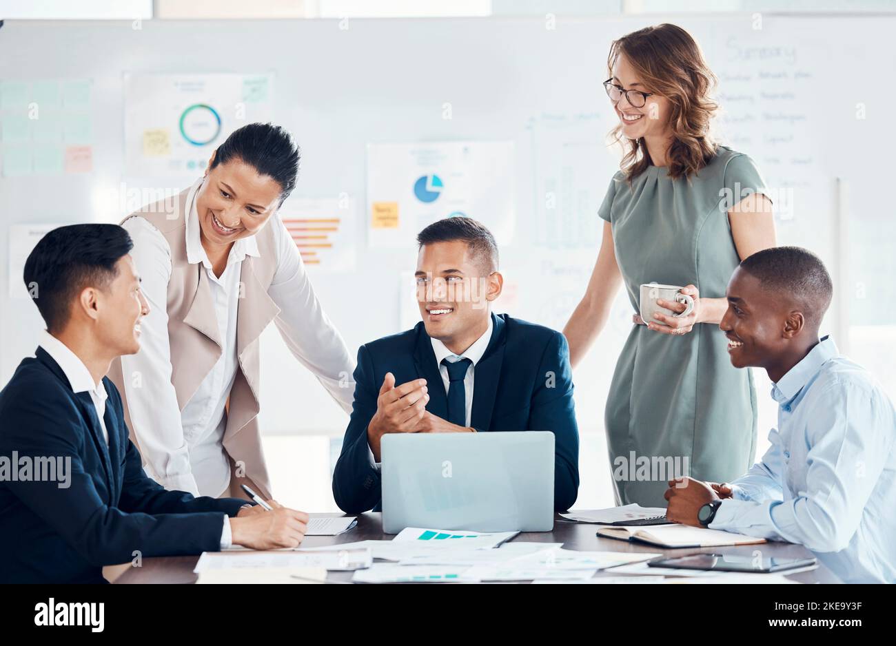 Datenstrategie, Team und Meeting mit dem Innovations- und Collaboration-Team Planung des Finanzanalysten-Plans. Big Data, Verhandlung und Präsentation oder Stockfoto