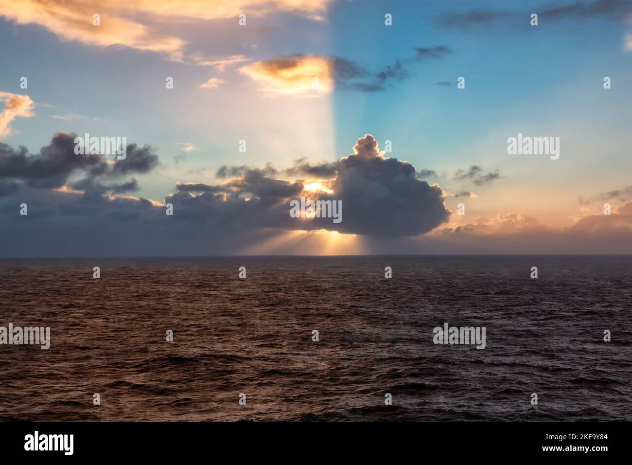 Dramatischer farbenfroher Sonnenaufgang über dem Nordatlantik. Wolkenlandschaft Natur Hintergrund Stockfoto