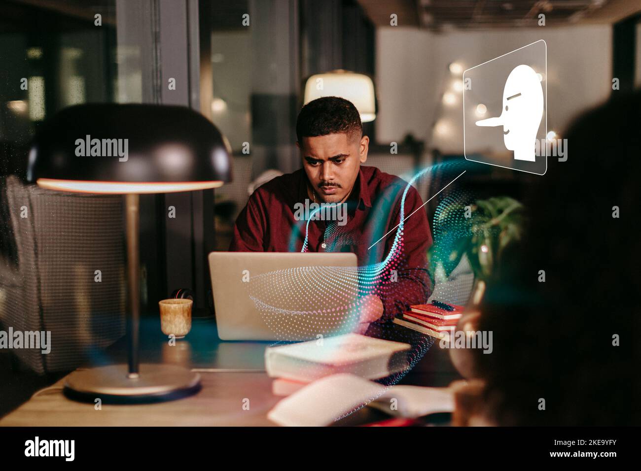 Mann, der gefälschte Nachrichten auf dem Laptop liest Stockfoto