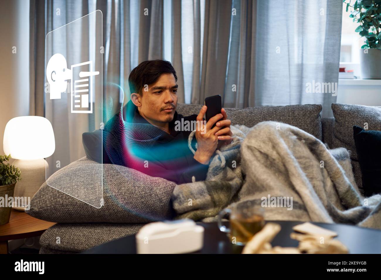 Mann liest gefälschte Nachrichten auf dem Handy Stockfoto