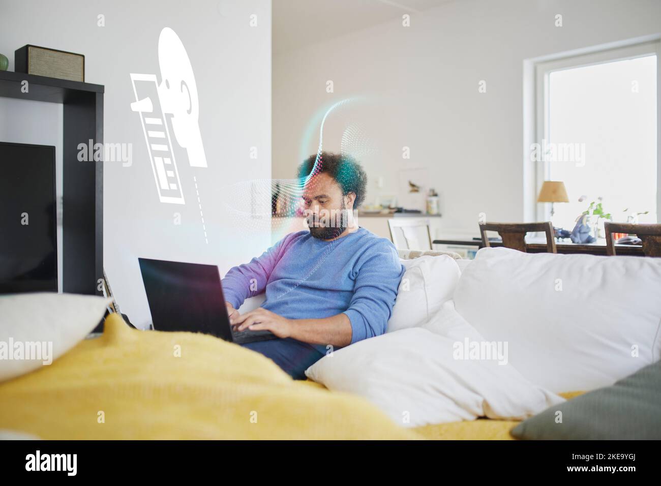 Mann, der gefälschte Nachrichten auf dem Laptop liest Stockfoto